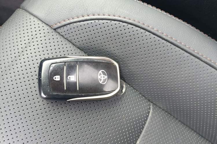 Used Toyota Highlander 2015 2.0T Four-Wheel Drive Luxury Edition 7-Seater Vehicle Key