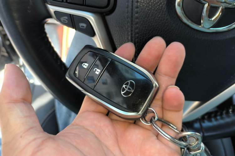 Used Toyota Highlander 2015 2.0T Four-Wheel Drive Luxury Edition 7-Seater Vehicle Key