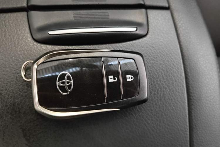 Used Toyota Highlander 2015 2.0T Four-Wheel Drive Luxury Edition 7-Seater Vehicle Key