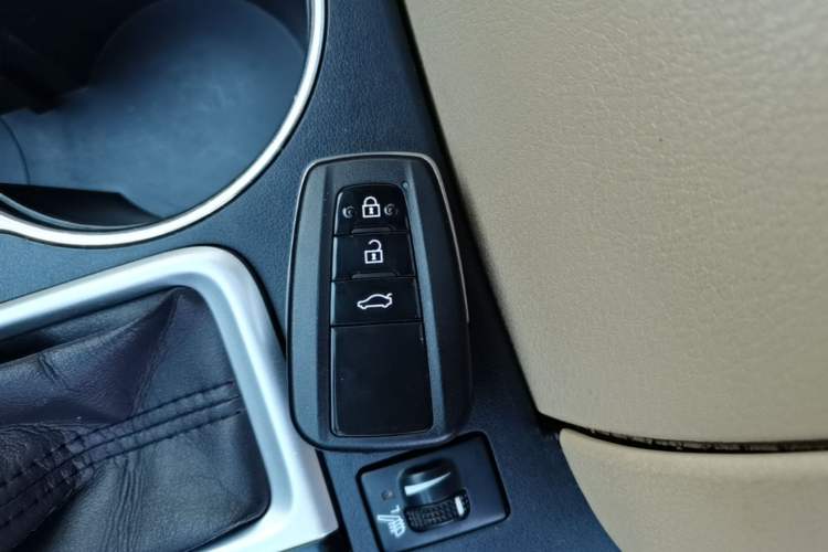 Used Toyota Highlander 2015 2.0T Four-Wheel Drive Luxury Edition 7-Seater Vehicle Key
