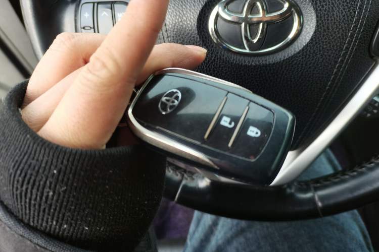 Used Toyota Highlander 2015 2.0T Four-Wheel Drive Luxury Edition 7-Seater Vehicle Key
