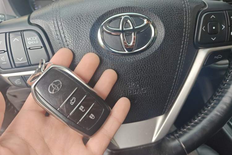Used Toyota Highlander 2015 2.0T Four-Wheel Drive Ultimate Edition 7-Seater Vehicle Key