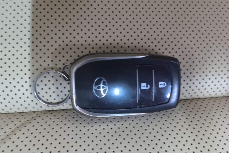 Used Toyota Highlander 2015 2.0T Four-Wheel Drive Luxury Edition 7-Seater Vehicle Key
