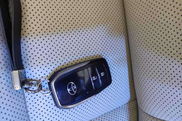 Used Toyota Highlander 2015 2.0T Four-Wheel Drive Luxury Edition 7-Seater Vehicle Key