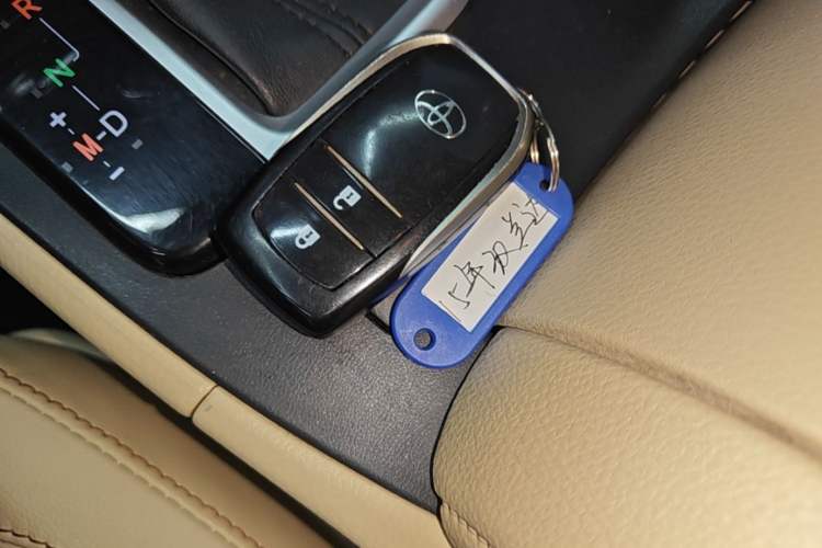 Used Toyota Highlander 2015 2.0T Four-Wheel Drive Luxury Edition 7-Seater Vehicle Key