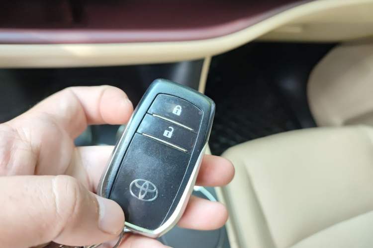 Used Toyota Highlander 2015 2.0T Two-Wheel Drive Luxury Edition 7 Seats Vehicle Key