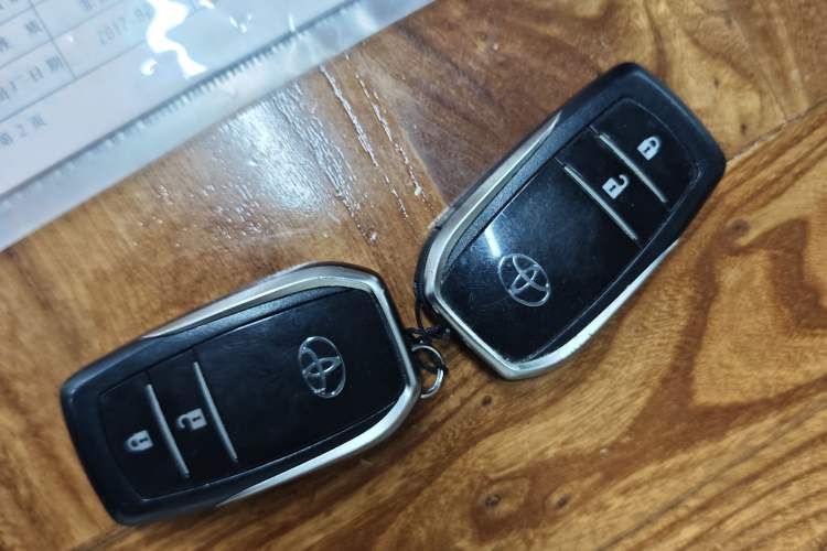 Used Toyota Highlander 2015 2.0T Four-Wheel Drive Luxury Edition 7-Seater Vehicle Key