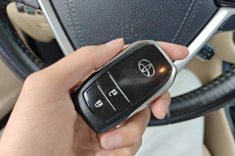 Used Toyota Highlander 2015 2.0T Two-Wheel Drive Luxury Edition 7 Seats Vehicle Key