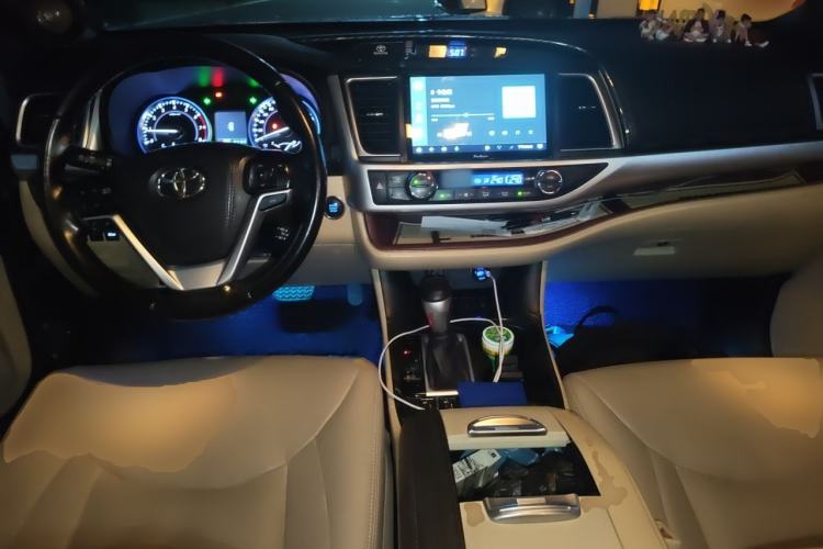 Used Toyota Highlander 2015 2.0T Four-Wheel Drive Luxury Edition 7-Seater Center Console