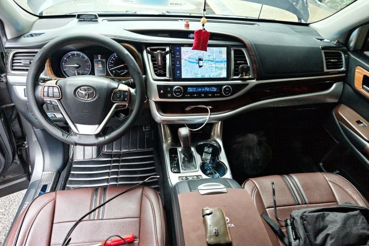 Used Toyota Highlander 2015 3.5L 4x4 Ultimate Edition 7-Seater Center Console