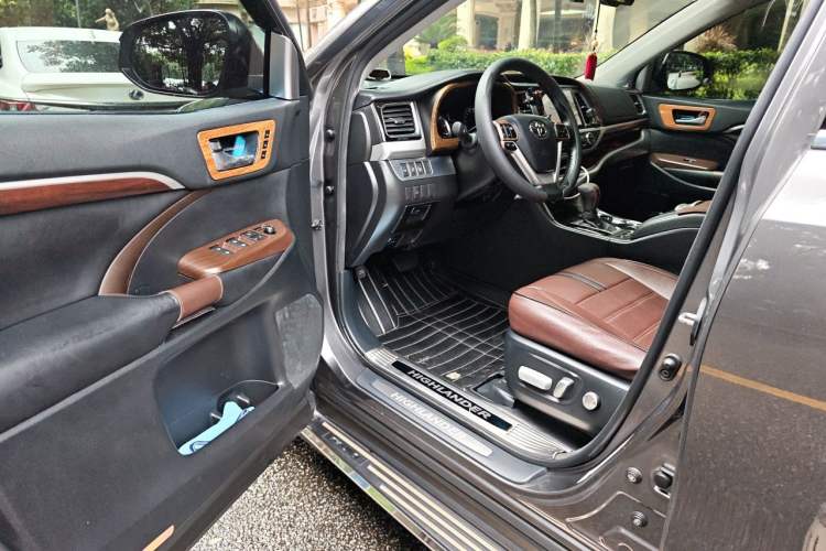 Used Toyota Highlander 2015 3.5L 4x4 Ultimate Edition 7-Seater Driver Seat