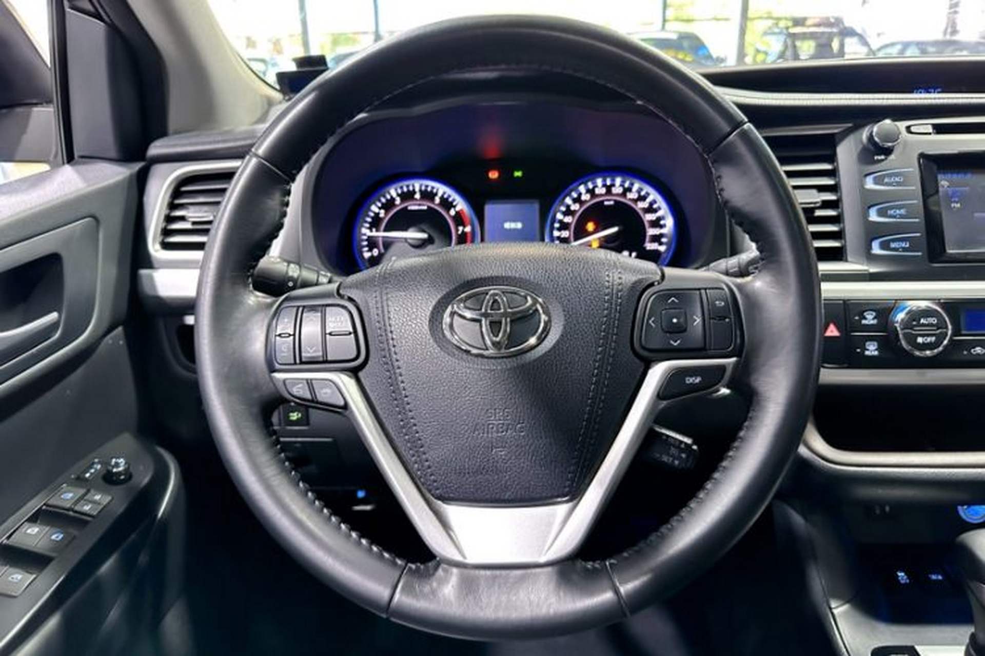 Used Toyota Highlander 2015 2.0T Four-Wheel Drive Luxury Edition 7-Seater Interior 3