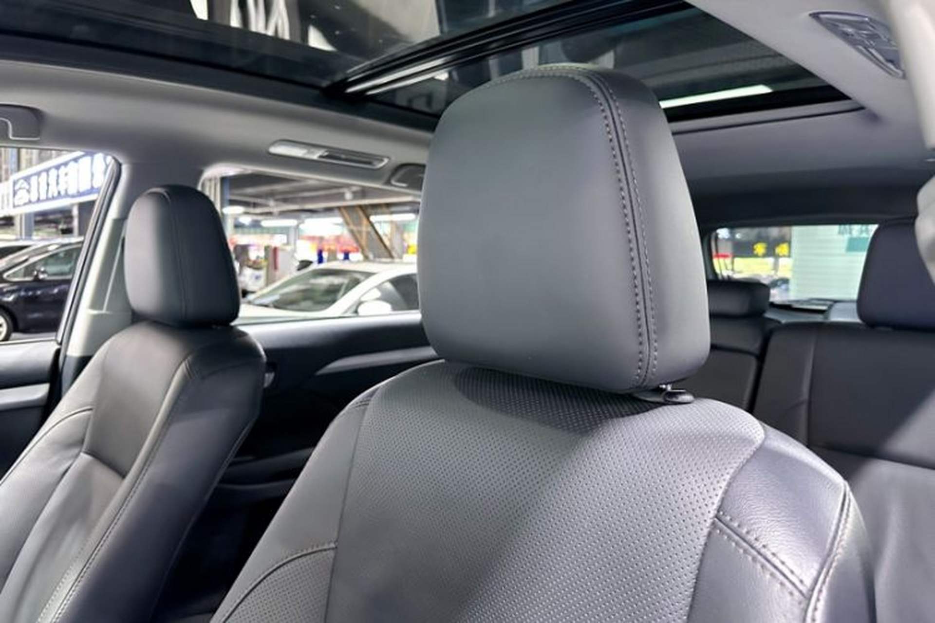 Used Toyota Highlander 2015 2.0T Four-Wheel Drive Luxury Edition 7-Seater Interior 6