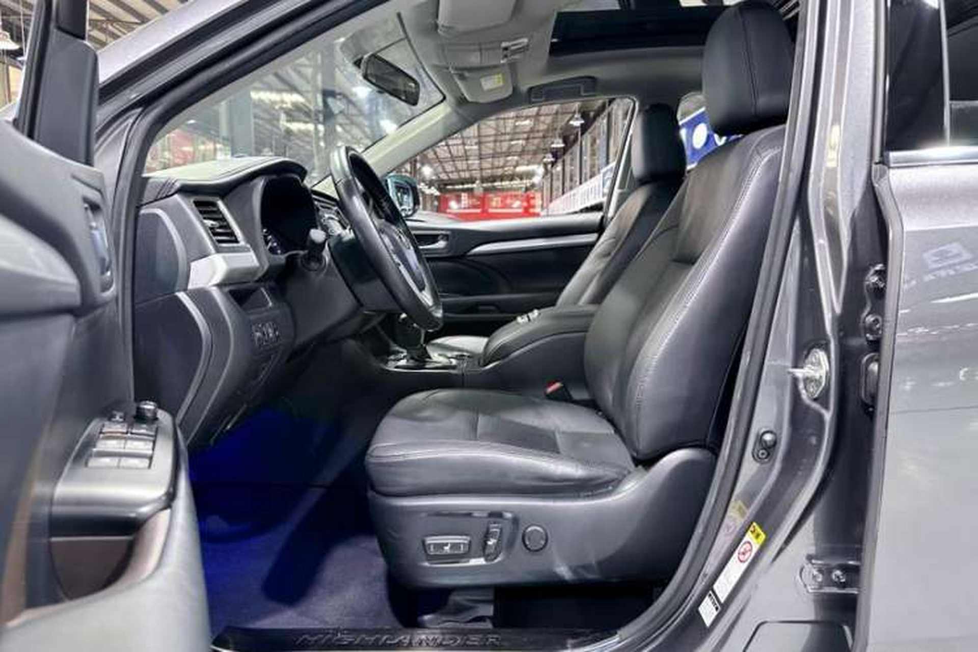 Used Toyota Highlander 2015 2.0T Four-Wheel Drive Luxury Edition 7-Seater Interior 8
