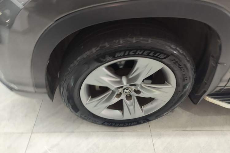 Used Toyota Highlander 2015 2.0T Four-Wheel Drive Luxury Edition 7-Seater Left Front Wheel Hub