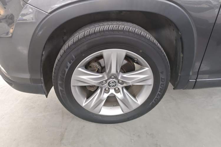 Used Toyota Highlander 2015 2.0T Four-Wheel Drive Luxury Edition 7-Seater Left Front Wheel Hub