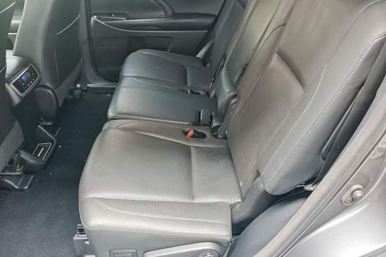 Used Toyota Highlander 2015 2.0T Four-Wheel Drive Luxury Edition 7-Seater Left Rear Seat