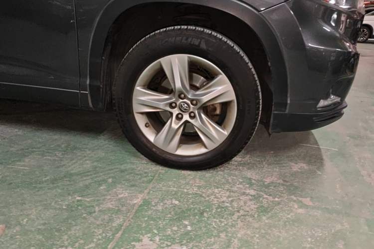 Used Toyota Highlander 2015 2.0T Four-Wheel Drive Ultimate Edition 7-Seater Right Front Wheel Hub