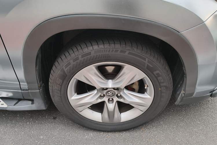 Used Toyota Highlander 2015 2.0T Four-Wheel Drive Luxury Edition 7-Seater Right Front Wheel Hub