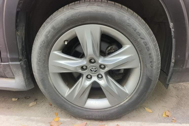 Used Toyota Highlander 2015 2.0T Four-Wheel Drive Luxury Edition 7-Seater Right Front Wheel Hub