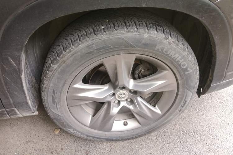 Used Toyota Highlander 2015 2.0T Four-Wheel Drive Luxury Edition 7-Seater Right Front Wheel Hub