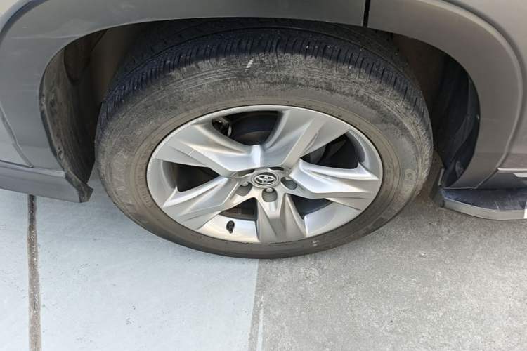 Used Toyota Highlander 2015 2.0T Four-Wheel Drive Luxury Edition 7-Seater Right Rear Wheel Hub
