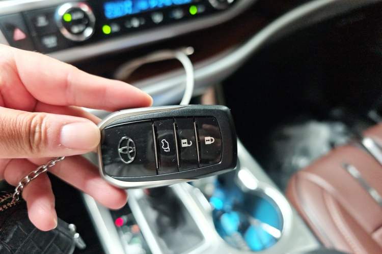 Used Toyota Highlander 2015 3.5L 4x4 Ultimate Edition 7-Seater Vehicle Key
