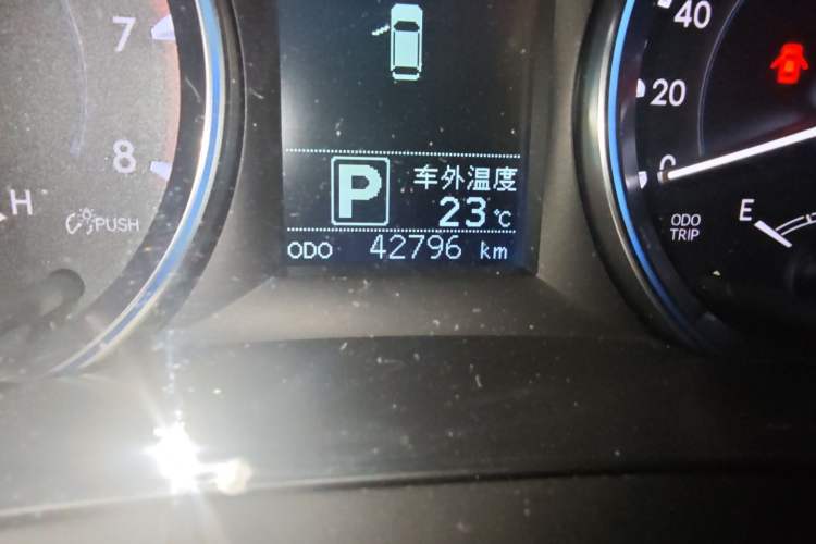 Used Toyota Highlander 2015 2.0T Two-Wheel Drive Luxury Edition 7 Seats Odometer Close Up