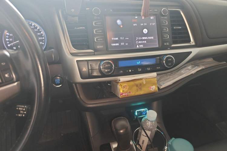 Used Toyota Highlander 2015 2.0T Four-Wheel Drive Luxury Navigation Version with 7 Seats Audio And AC Panel