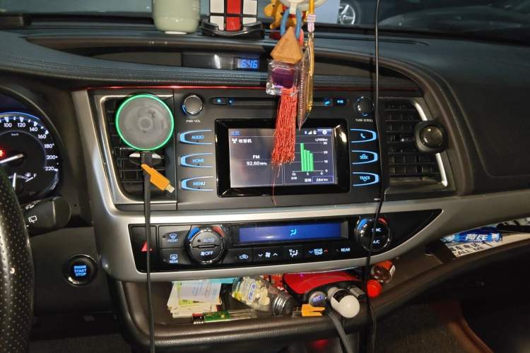 Used Toyota Highlander 2015 2.0T Two-Wheel Drive Luxury Edition 7 Seats Audio And AC Panel