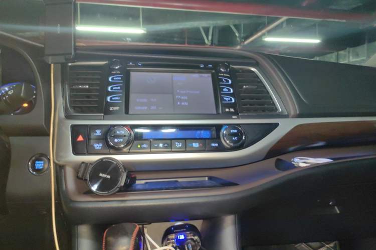Used Toyota Highlander 2015 2.0T Four-Wheel Drive Ultimate Edition 7-Seater Audio And AC Panel