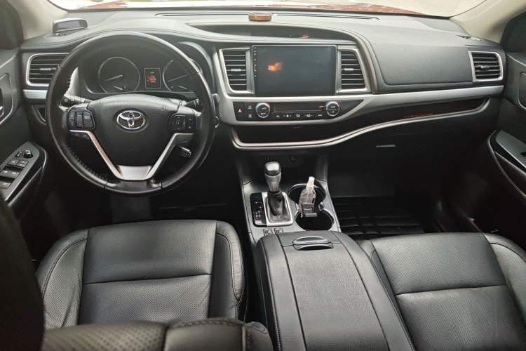 Used Toyota Highlander 2015 2.0T Two-Wheel Drive Luxury Navigation Version 7 Seats Center Console
