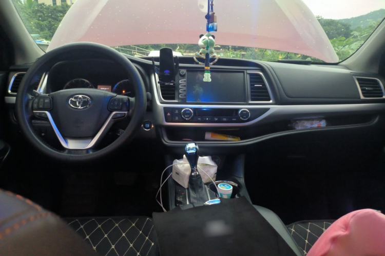 Used Toyota Highlander 2015 2.0T Four-Wheel Drive Luxury Navigation Version with 7 Seats Center Console
