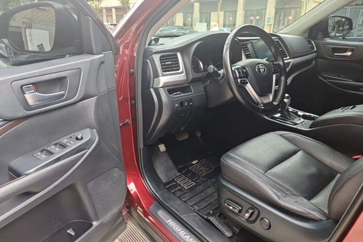 Used Toyota Highlander 2015 2.0T Two-Wheel Drive Luxury Navigation Version 7 Seats Driver Seat