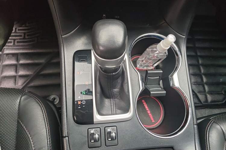 Used Toyota Highlander 2015 2.0T Two-Wheel Drive Luxury Navigation Version 7 Seats Gear Lever