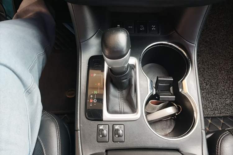 Used Toyota Highlander 2015 2.0T Four-Wheel Drive Luxury Edition 7-Seater Gear Lever