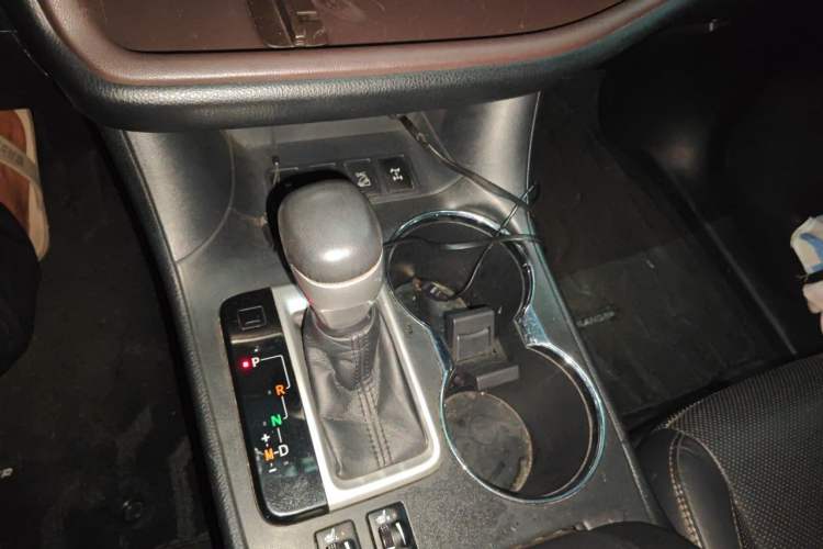 Used Toyota Highlander 2015 2.0T Four-Wheel Drive Luxury Edition 7-Seater Gear Lever