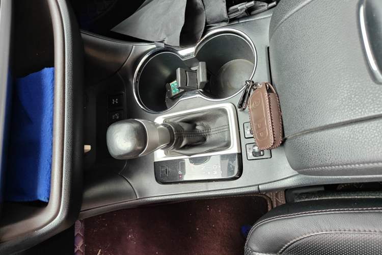Used Toyota Highlander 2015 2.0T Four-Wheel Drive Luxury Navigation Version with 7 Seats Gear Lever