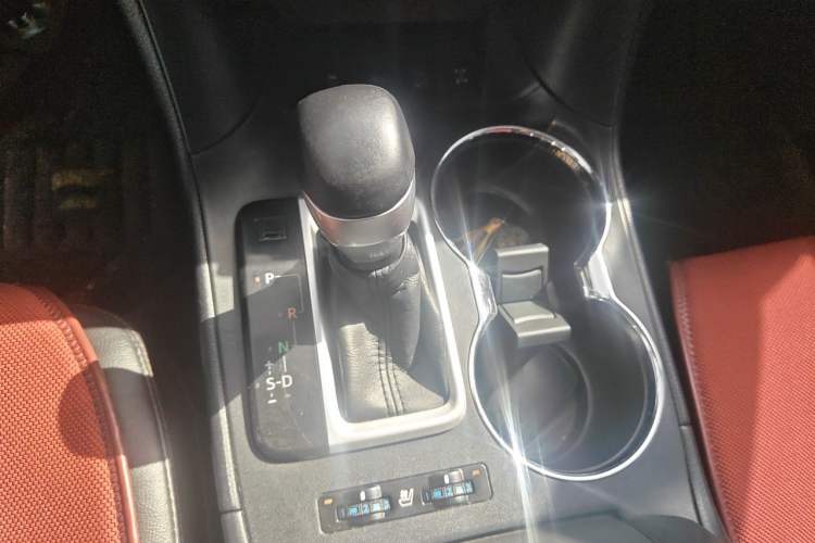 Used Toyota Highlander 2015 3.5L 4x4 Ultimate Edition 7-Seater Gear Lever