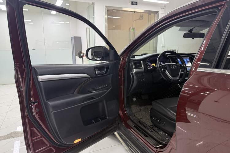 Used Toyota Highlander 2015 2.0T Four-Wheel Drive Luxury Edition 7-Seater Interior 1