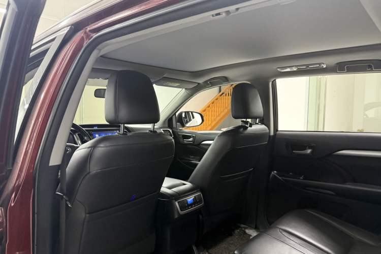 Used Toyota Highlander 2015 2.0T Four-Wheel Drive Luxury Edition 7-Seater Interior 3