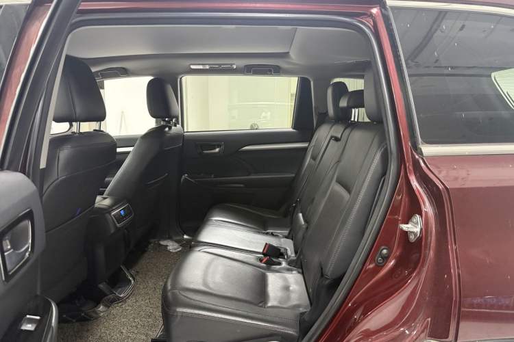 Used Toyota Highlander 2015 2.0T Four-Wheel Drive Luxury Edition 7-Seater Interior 4