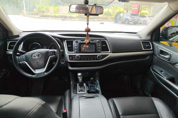 Used Toyota Highlander 2015 2.0T Four-Wheel Drive Luxury Edition 7-Seater Interior 4