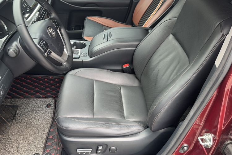 Used Toyota Highlander 2015 2.0T Four-Wheel Drive Luxury Edition 7-Seater Interior 4
