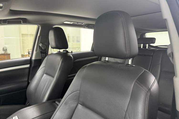 Used Toyota Highlander 2015 2.0T Four-Wheel Drive Luxury Edition 7-Seater Interior 5