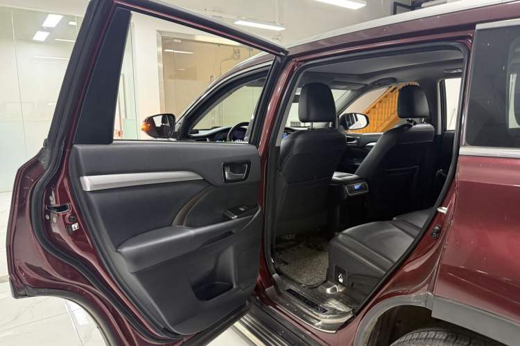 Used Toyota Highlander 2015 2.0T Four-Wheel Drive Luxury Edition 7-Seater Interior 6