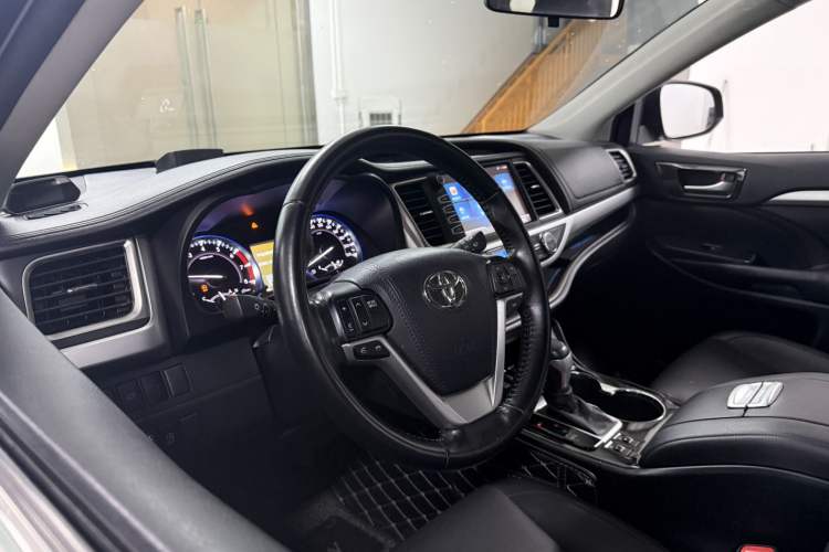 Used Toyota Highlander 2015 2.0T Four-Wheel Drive Luxury Edition 7-Seater Interior 7