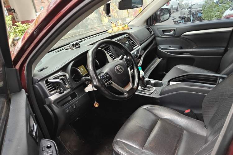 Used Toyota Highlander 2015 2.0T Two-Wheel Drive Luxury Edition 7 Seats Left Front Seat