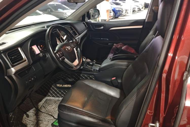 Used Toyota Highlander 2015 2.0T Two-Wheel Drive Luxury Edition 7 Seats Left Front Seat
