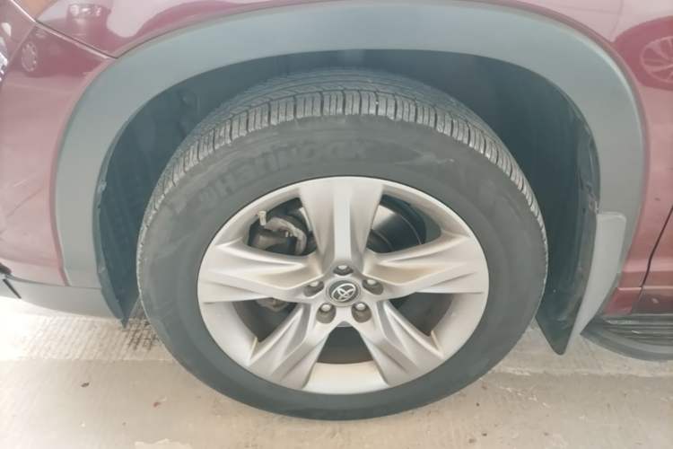 Used Toyota Highlander 2015 2.0T Four-Wheel Drive Luxury Edition 7-Seater Left Front Wheel Hub